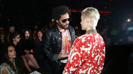 Spevák Lenny Kravitz sa zhovára s Justinom Bieberom. 