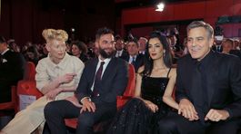 Herec George Clooney a jeho manželka Amal (vpravo) sedia vedľa Tildy Swintovej a jej partnera Sandra Koppa.