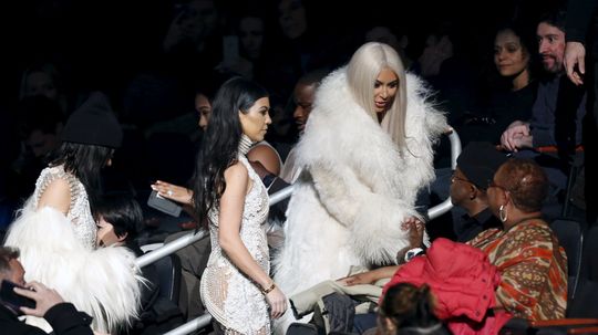 Televízna celebrita Kim Kardashian (vpravo) a...