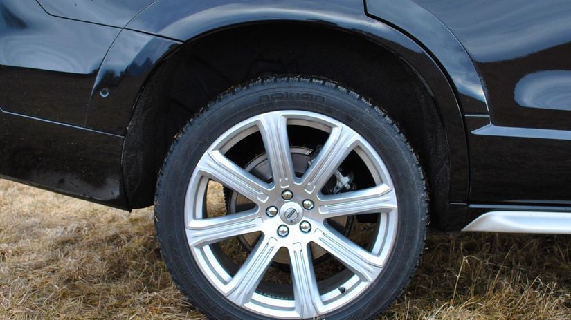 21 palcové pneumatiky sú pre toto auto už...