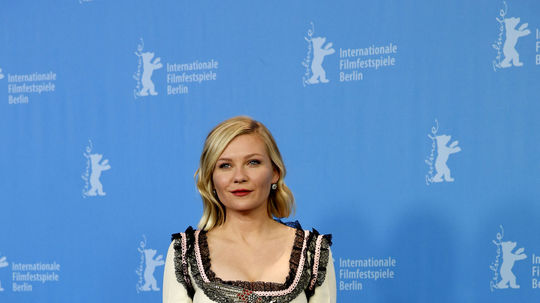 Herečka Kirsten Dunst v šatách značky Gucci. 