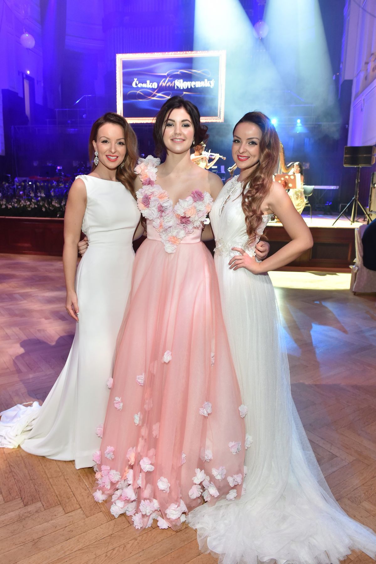 Sestry Daniela a Veronika Nízlové v spoločnosti...