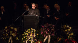 Herec Dušan Tarageľ (v strede) počas pietnej...