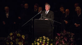 Herec Oldo Hlaváček (v strede) počas pietnej...