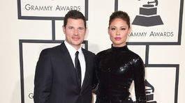 Nick Lachey a jheo manželka Vanessa Lachey. V kreácii Michael Cinco.
