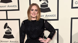 Speváčka Adele na Grammy dorazila v šatách Givenchy.