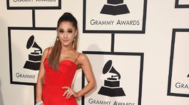 Speváčka Ariana Grande v róbe Romona Keveza.