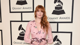 Speváčka Florence Welch zavítala na červený koberec v kreácii Gucci. 