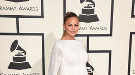 Tehotná Chrissy Teigen v šatách Yousef Al-Jasmi.