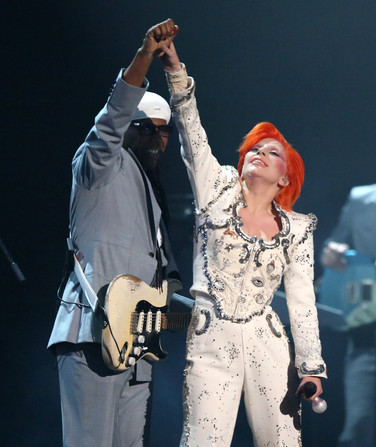 Nile Rodgers (vľavo) a Lady Gaga vzdávajú česť...