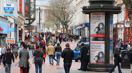 Briti lejú olej do migračného ohňa