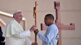 Pápež na hranici Mexika s USA navštívil väzňov