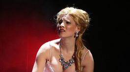 Muzikálovej Angelike vyliezali vylepšené prsia z kostýmu