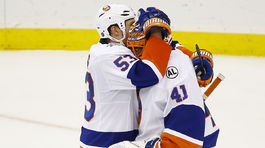 Halák vygumoval hráčov New Jersey a stal sa prvou hviezdou