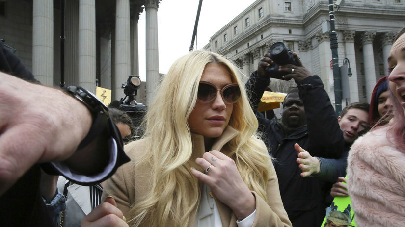 Popová speváčka Kesha odchádza zo súdu v New...
