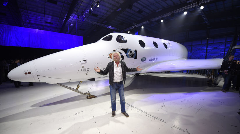 Sir Richard Branson pred raketoplánom...