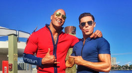 Efron a Rock vytasili (skoro) červené šortky: Toto sú prvé foto Baywatch!