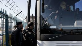 Grécka polícia odváža utečencov od macedónskej hranice