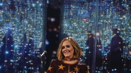 Adele na záver večera zaspievala - v kreácii Valentino. 