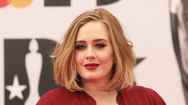 Speváčka a skladateľka Adele predviedla nečakaný dekolt. 