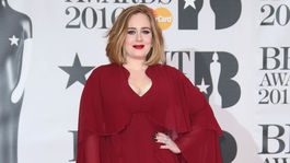 Speváčka Adele sa predviedla v kreácii Giambattista Valli. 
