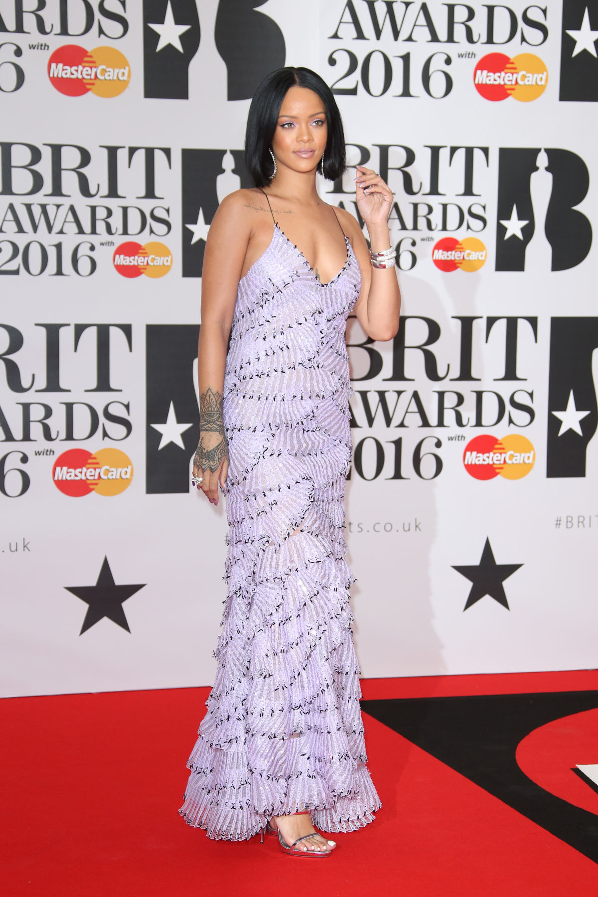 Speváčka Rihanna v kreácii Armani Privé pózuje...