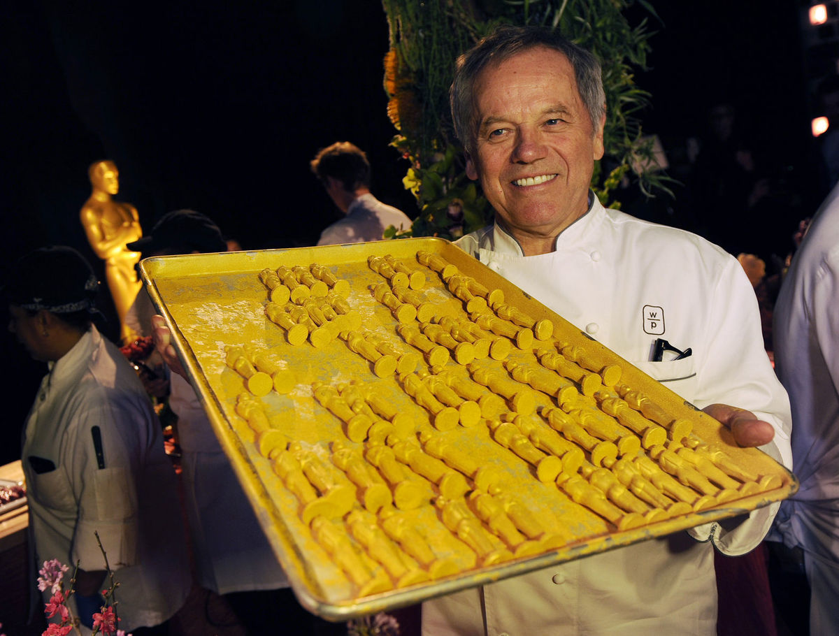 Šéfkuchár Wolfgang Puck pózuje s čokoládovými...