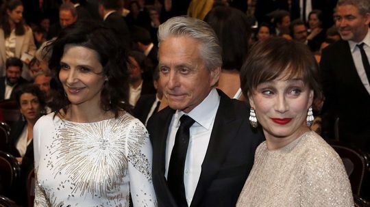 Herec Michael Douglas pózuje s herečkami...