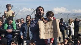 Migranti demonštrujú za otvorenie hranice s Macedónskom