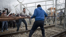 Macedónska polícia použila proti migrantom slzotvorný plyn