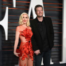 Speváčka Gwen Stefani prišla v šatách Yanina Couture po boku snúbenca Blakea Sheltona. 