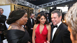 Whoppi Goldberg (vľavo) sa zhovára s hercom Mattom Damonom a jeho manželkou Lucianou Barroso