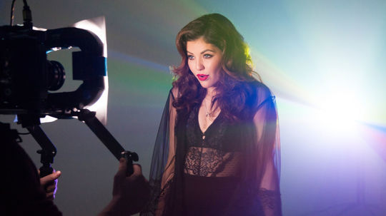 Speváčka Celeste Buckingham nakrúcala video ku...