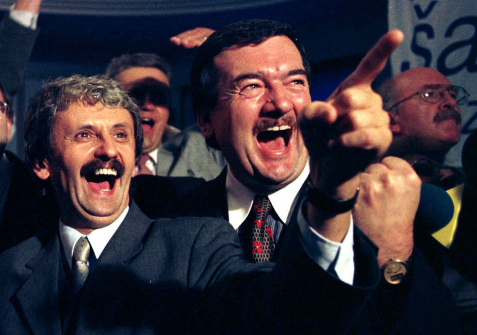 Mikuláš Dzurinda (vľavo) po víťazstve vo...