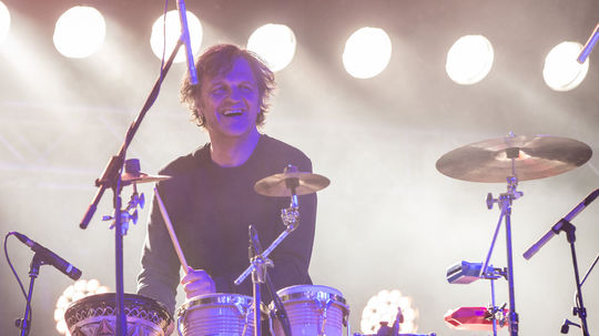 Emir Kusturica striedal elektrickú gitaru s...