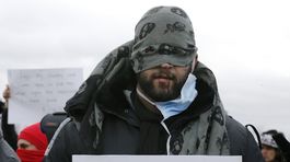 Migranti si na protest proti rušeniu tábora v Calais zašili ústa