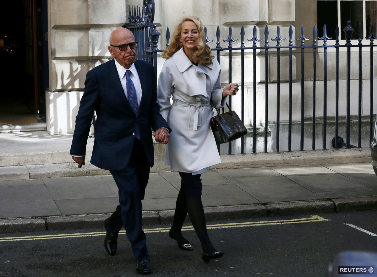 Rupert Murdoch a Jerry Hall v piatok pózovali...