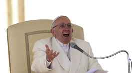 Pápež označil utečeneckú krízu za 'arabskú inváziu'