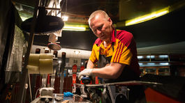 Petre dávam istotu. Ostrými hranami