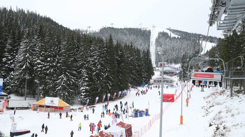 Pohľad z lanovky na fanúšikov prichádzajúcich...