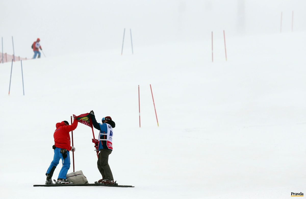 Organizátori zbierajú vlajky z bránok po...