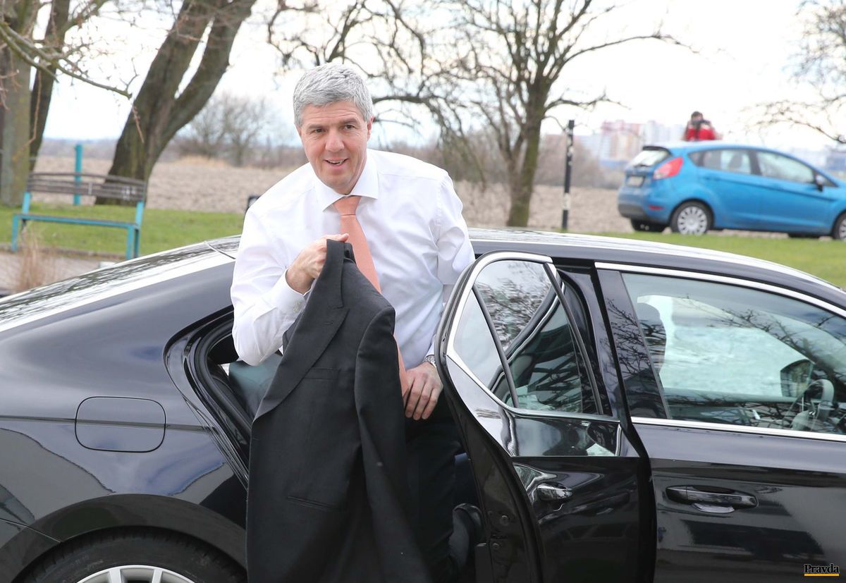 Predseda strany Most-Híd Béla Bugár prichádza...