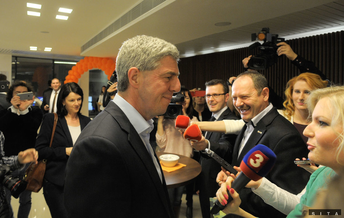 Zľava: Predseda strany Most-Híd Béla Bugár a...