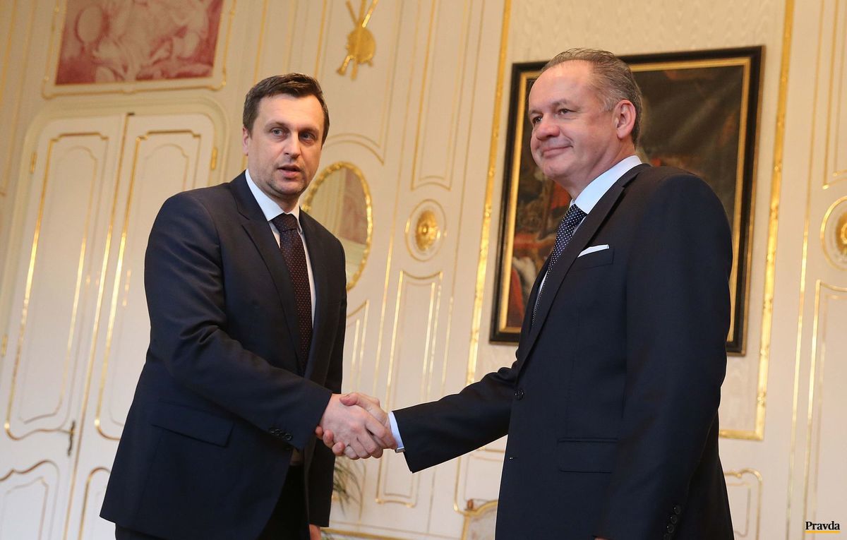 Predseda SNS Andrej Danko si podáva ruku s...