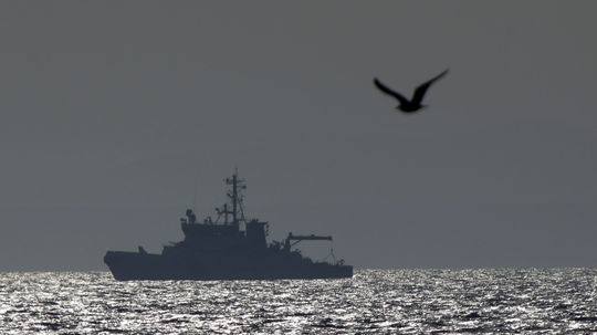 Gréci zastavili nákladnú loď s tonami výbušnín
