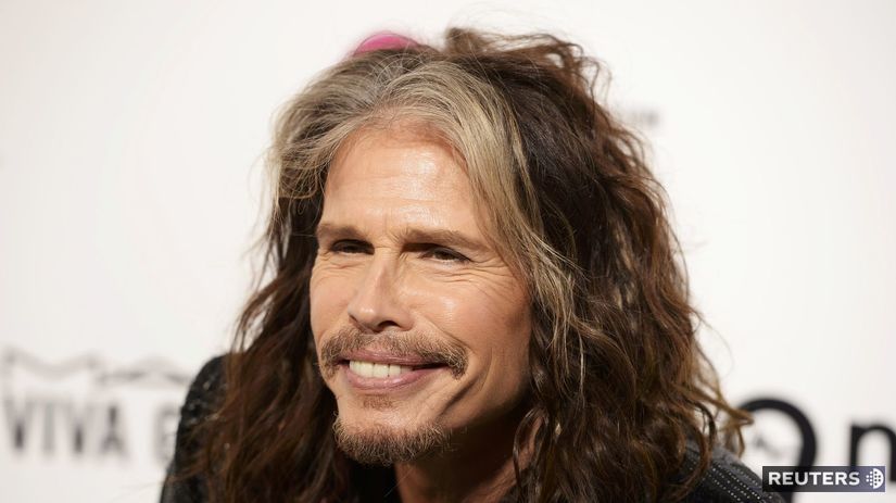 Hudobník Steven Tyler na párty Eltona Johna. 