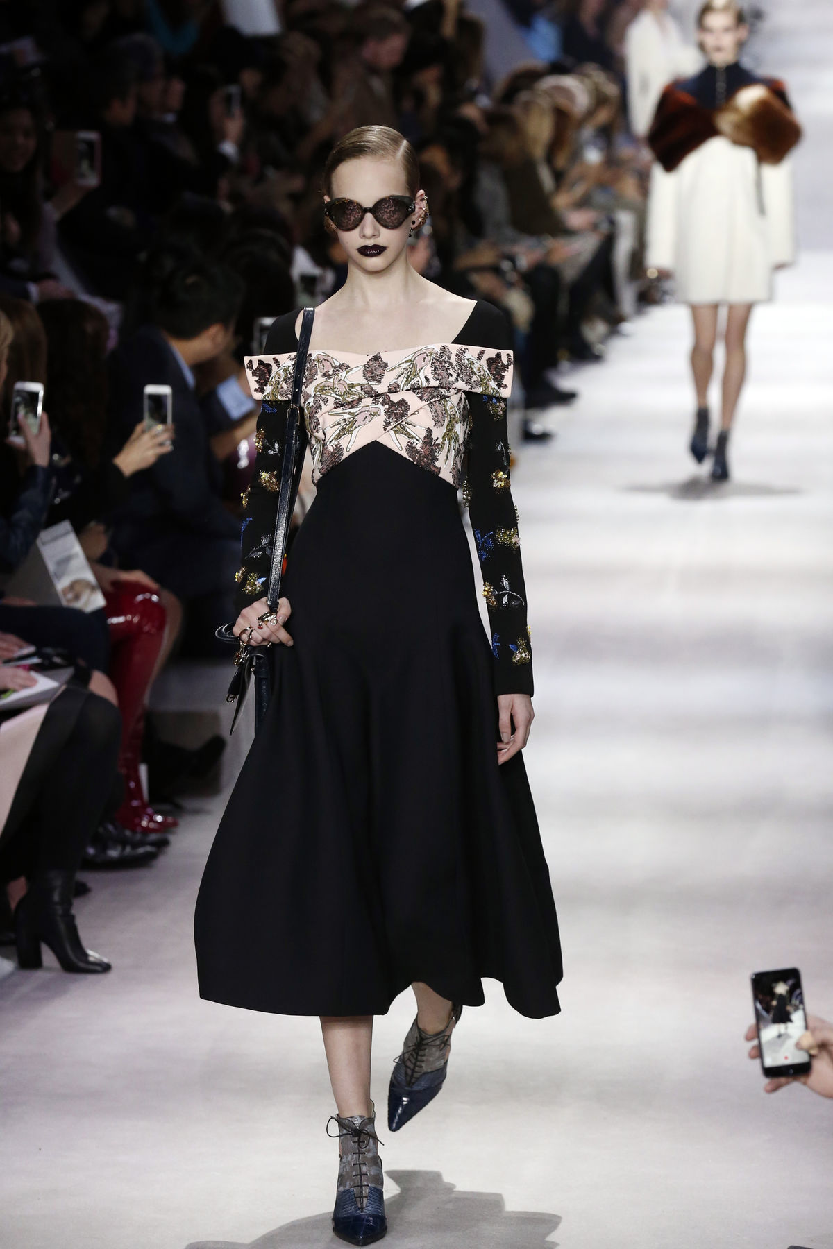 Modelka v kreácii Christian Dior - jeseň-zima...