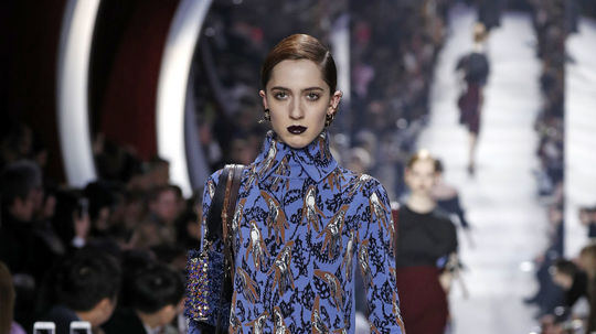 Modelka v kreácii Christian Dior - jeseň-zima...