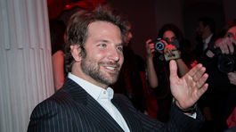 Herec Bradley Cooper sa tiež objavil na párty,...