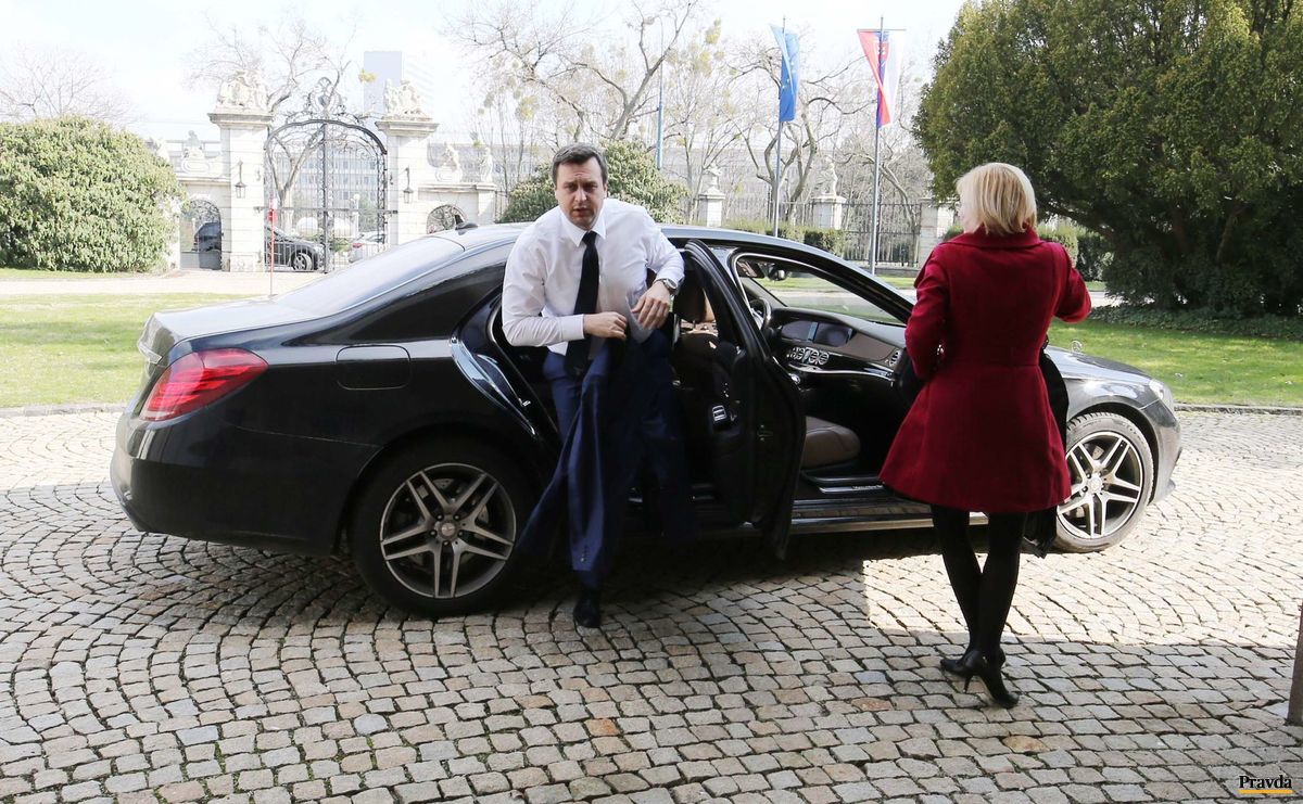 Predseda SNS Andrej Danko prichádza na...